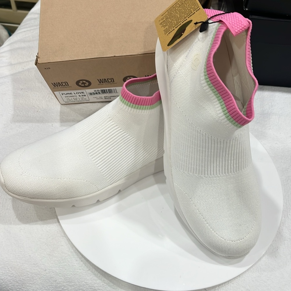 WACO PURE LOVE WOMEN SIZE 9.5B WHITE/PINK LIGHT GREEN TOTAL SUPPORT BRAND NEW